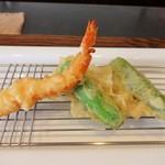 旬彩 天ぷら 心来(しんら） - 海老 と、獅子唐 の天ぷら。衣が薄くパリッとしています。海老 はふっくらと揚がっています。獅子唐 のお味がしっかりしていて アツアツです。