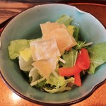 旬彩 天ぷら 心来(しんら） - 心来さんオリジナルのドレッシングの サラダです。玉子の卵白を裏漉しして作られたドレッシングでさっぱりしたお味が、天ぷらの油を口の中から一瞬消し去ってくれるようです。口やすめにぴったりの一品です。