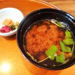 旬彩 天ぷら 心来(しんら） - 赤だし と、香の物。