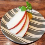 旬彩 天ぷら 心来(しんら） - デザートは、薄く切られて塩水につけられた林檎が3枚と、カットされたオレンジが2切れ、脇にミントが添えられています。皿との彩がとても美しく映ります。