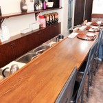 旬彩 天ぷら 心来(しんら） - 7人が座ることができる カウンター席。是非、こちらで揚げたてサクサクの天ぷらを頂きたいですネ。この他に4人掛けのテーブル席が1テーブルあります。