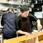 渡辺料理店 - 集中してどんどん料理を仕上げていく師弟コンビ　息もぴったりです