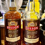 渡辺料理店 - カウンターの上にはいろいろと置いてあってこの雑多な感じがすごく好き