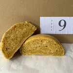 人舟 - かぼちゃの丸パン(2個)360円　断面