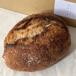 人舟 - 全粒粉100% 320円／小麦、酵母、蜂蜜、塩