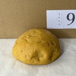 人舟 - かぼちゃの丸パン(2個)360円／小麦、かぼちゃ、酵母、クリームチーズ、菜種油、きび砂糖、塩