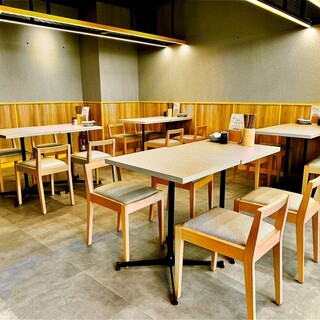 テーブル席は広々最大50名様以上も可能！