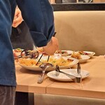 上海湯包小館 - プレゼンテーションした後は、それぞれに盛り付けてくれる。