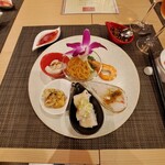 上海湯包小館 - 前菜は盛り合わせで。