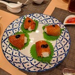 上海湯包小館 - なんと！　寿司シャリの上に乗せてしまった！