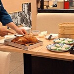 上海湯包小館 - 北京ダックの横の皿には包(パオ)ではなく……