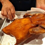 上海湯包小館 - 北京ダックがプレゼンテーションされた。これを……