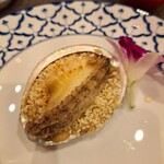 上海湯包小館 - 程よいサイズの蝦夷鮑の旨味を閉じ込めた技法だ。