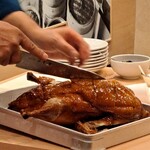 上海湯包小館 - やはり客前で捌くのだが……