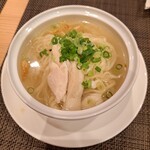 上海湯包小館 - 澄みきったスープなのだが、鶏の旨味が凝縮され、とても美味しい。