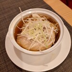 上海湯包小館 - 白髪葱とチャーシューのみのシンプルさが麺とスープの美味しさを際立たせていた。