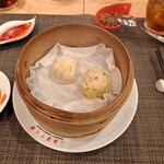 上海湯包小館 - 蓋を開けると小籠湯包と焼売が。