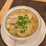 上海湯包小館 - コチラは「鶏塩ラーメン」。