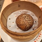 上海湯包小館 - もう1つの蒸籠を開けると中には椎茸が。