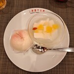 上海湯包小館 - デザートには杏仁豆腐と桃饅頭が。