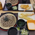 二代目長助 - 無料トッピングは、わかめと天かすがあります。