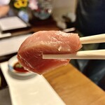 川庄 - 前菜「鮪のお造り」の一切れのアップ…