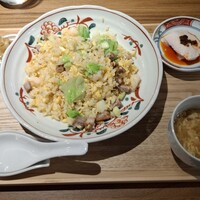 中国菜厨 エスサワダ 新丸ビル店 - 五目炒飯セット(1650円)﻿ スープ、小鉢、漬物、 杏仁豆腐付き