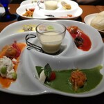 梅田 ブルーバード - 色とりどりの野菜のピューレのソースが下に