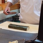 松寿司 たにがわ - 鰻の箱寿司（作ってる様子）