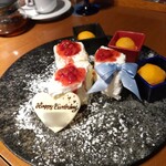 梅田 ブルーバード - いちごのソースを付けて切り分けて下さいます
      添えのマンゴーシャーベット?が美味しかった