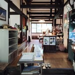 母ちゃんの店 わがや - 玄関で履物脱いであがります