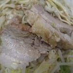 ラーメン二郎 - ばら肉のブタ美味し。