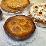 Pasteleria Otaegui - バスクのマークが形どられた、これでしょ！
            サクランボの産地として有名なフランス側では、サクランボジャムを入れたりしますが、こちらはカスタードかな。