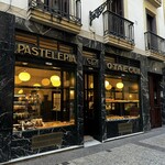 Pasteleria Otaegui - バル通りには珍しい、歴史を感じるこの佇まいが素敵。