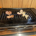 ホルモン赤しろ屋 - 左があか　右がしろです！