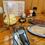 ホルモン赤しろ屋 - 奥か特上ホルモン(あか) 手前がホルモン(しろ)です。