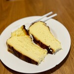 La Viña - ２ピースにカットされていますが、これで一人前。
            そして、これが美味しい！！
            クリーミーだし、ぷるんとしたプリンのイメージまである。
            卵の味と、くどすぎないチーズの味とでバランスも良くて、これ最高♪