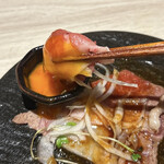 めしや因すけ - 道産ブリスケの炙りユッケ風極濃卵黄