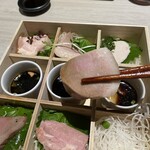 めしや因すけ - 特選肉刺し重箱六種盛り合わせ