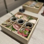 めしや因すけ 狸小路店 - 特選肉刺し重箱六種盛り合わせ