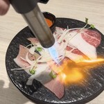 めしや因すけ 狸小路店 - 道産ブリスケの炙りユッケ風極濃卵黄