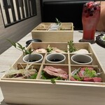 めしや因すけ - 特選肉刺し重箱六種盛り合わせ