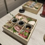 めしや因すけ - 特選肉刺し重箱六種盛り合わせ