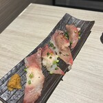 めしや因すけ - 大判道産和牛ブリスケの炙り肉寿司4貫盛り