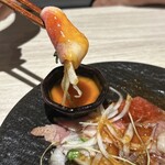 めしや因すけ - 道産ブリスケの炙りユッケ風極濃卵黄