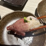 めしや因すけ - 大判道産和牛ブリスケの炙り肉寿司4貫盛り