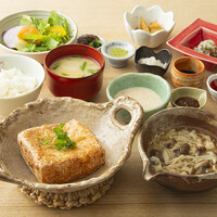 揚げたて厚揚げのきのこ餡かけと自然薯御膳