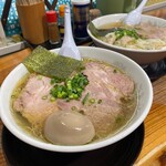 伊達屋 - 手前塩チャーシュウメン＋煮玉子　奥塩雲呑麺