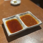 王道焼肉 豆だいふく - 左が醤油ベース、右が味噌ダレ