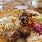 KAZRO DELI KAMAKURA - ひよこ豆のライス、フムス、ファラフェル、シナモン風味の人参ラペ…ととにかく盛り沢山な中東のデリ。どれも本当に美味しくて、私は中東の味付けが好きなんだなあと気づかせてくれたお店です。